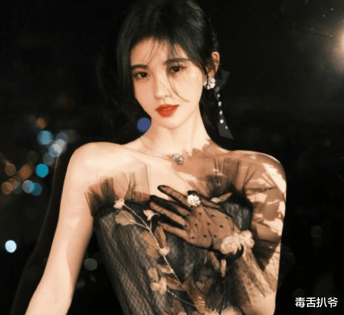 肖战|拾光盛典众星齐聚：杨幂造型加分，热巴美貌封神，肖战压轴出场！