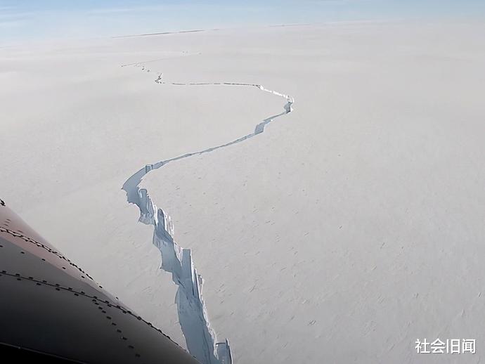 南极莫名出现大裂缝，1300平方公里冰山坠入大海，危机将持续降临？