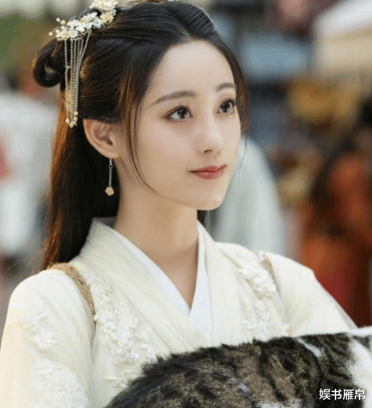 杨幂|杨幂旗下四朵金花，3人已在走下坡路，剩下的独苗异军突起