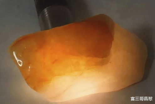 翡翠|打光看翡翠原石，一定要掌握的三个关键技巧！行家讲述！