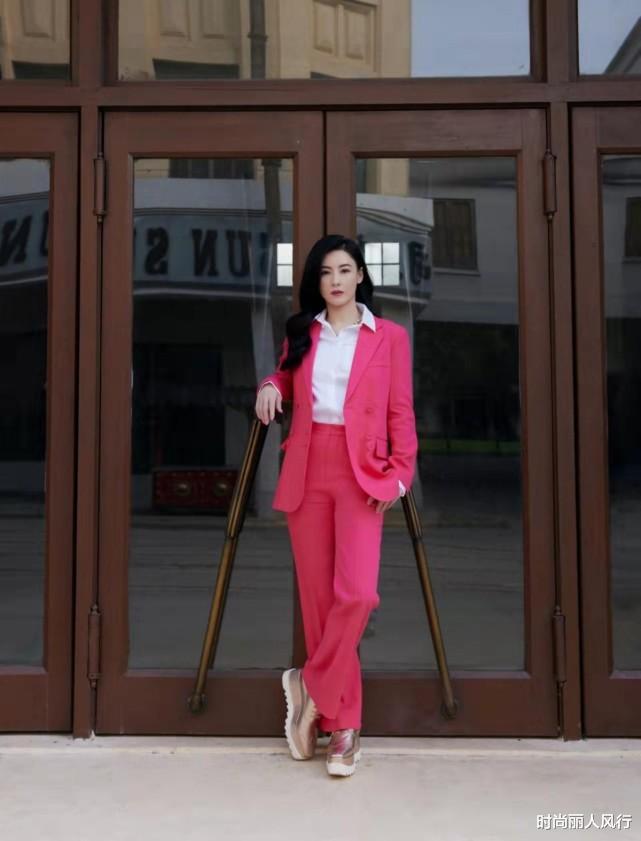 时尚丽人风行 张柏芝衣品终于在线！穿拼色西装外套开始过冬，极简风穿出高级感