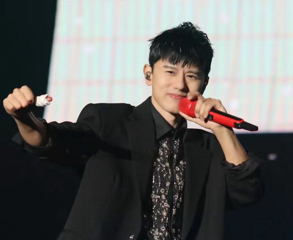 张杰|工作室公布张杰伤势，手指伤口已缝合，腰部骨裂将暂停舞蹈表演