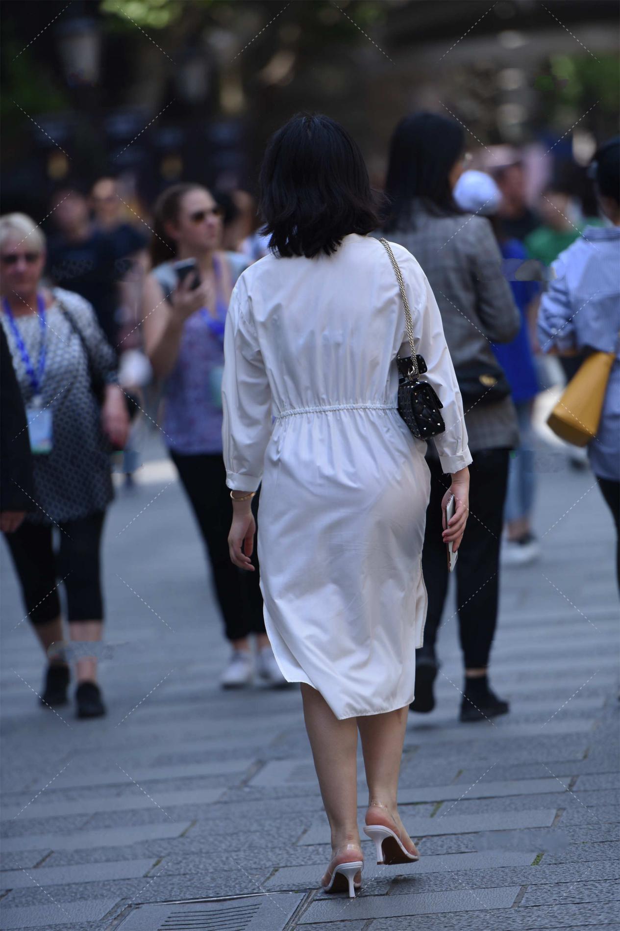 毛戈平|连身裙配上中跟凉鞋，显腿长不说，还时尚有气质