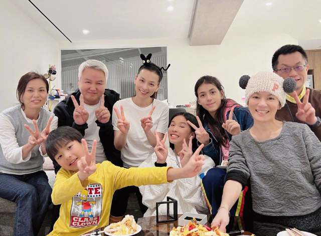 张庭|张庭和林瑞阳动员大会名场面曝光，全程慷慨激昂，像大型洗脑现场一样