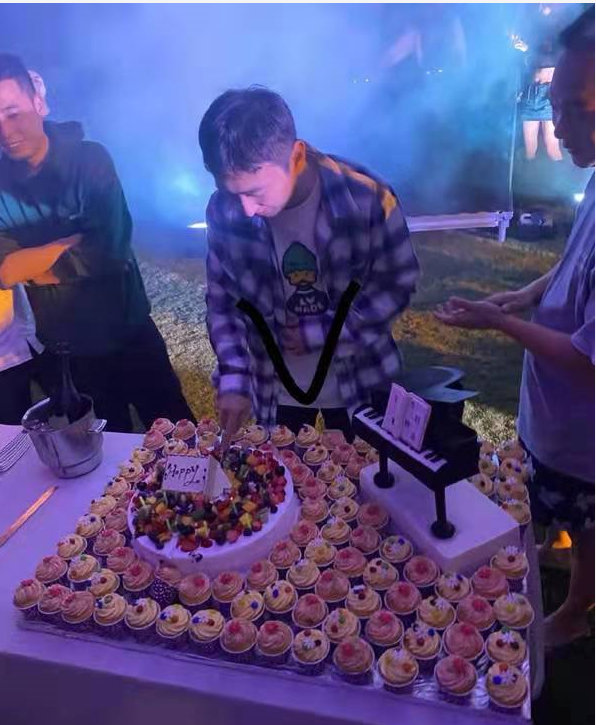 李易峰|王思聪34岁生日美女如云！穿格子衫形似路人，被辣妹包围一脸淡定