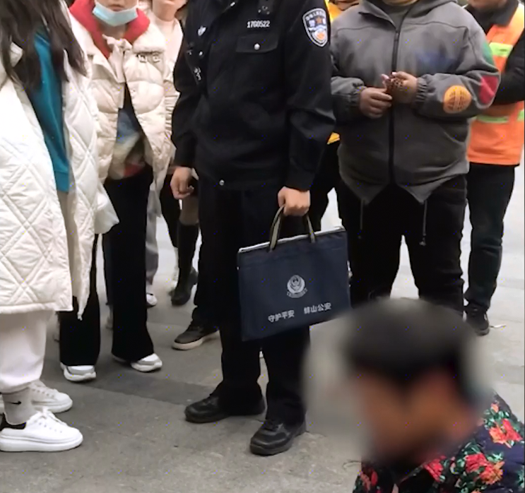 国内社会速递 女子好心扶老太太下楼梯，结果手机被偷走，知情人：是老太太偷的