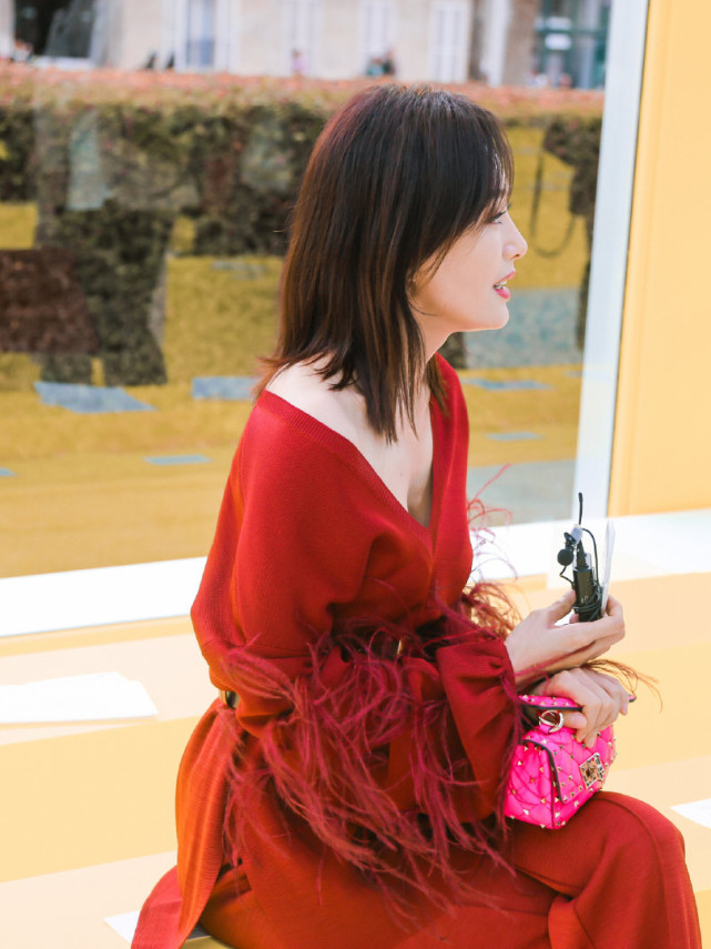 秦岚|41岁的秦岚首次尝试性感成熟御姐风，你喜欢吗？