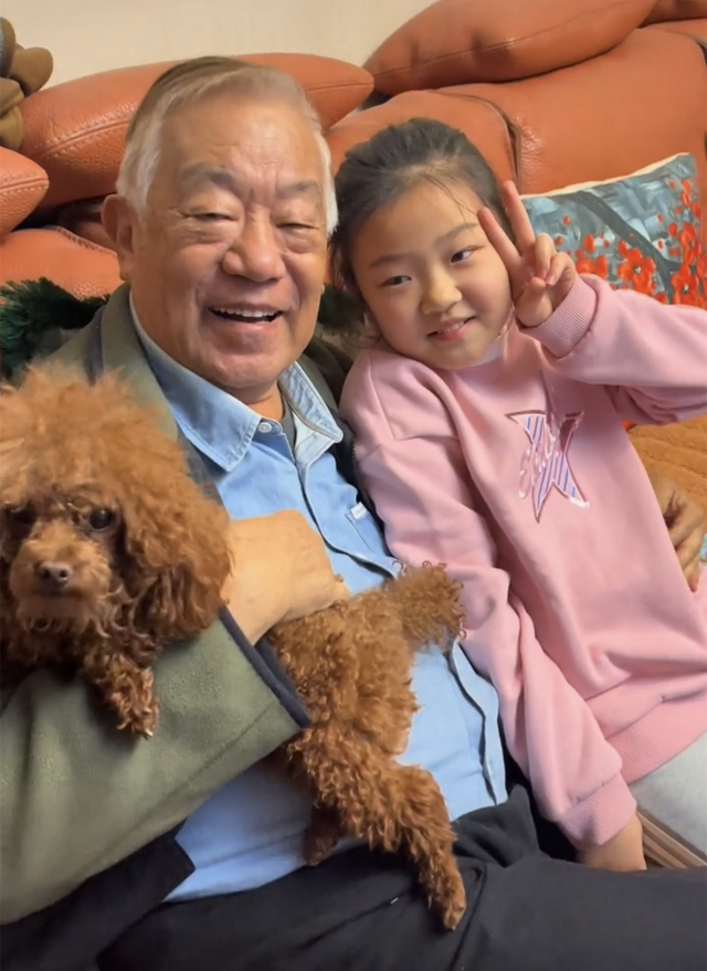 华表奖|79岁高明向孙女“炫耀”奖杯，小女孩不爱金鸡奖，却钟情于华表奖