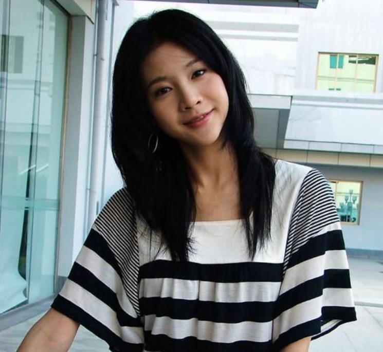 宋汶霏|2013年，宋汶霏27岁葬礼上，母亲抱着女儿生前照黯然泪下