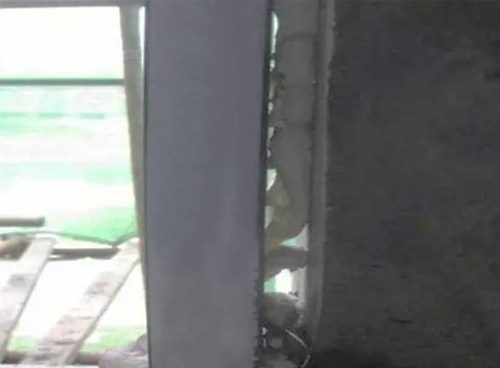 蓝窗贝贝 门窗安装是靠发泡来固定？