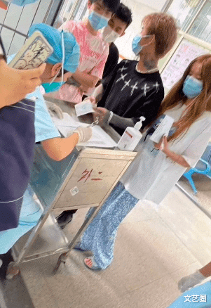 殷世航|殷世航带套路璐排队做核酸检测,人很矮被嘲没桌子高,称自己被护士偷拍