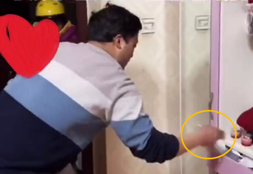 一头小居居 下雨天外卖迟到50分钟,看见外卖女子的瞬间,顾客只想给一个拥抱