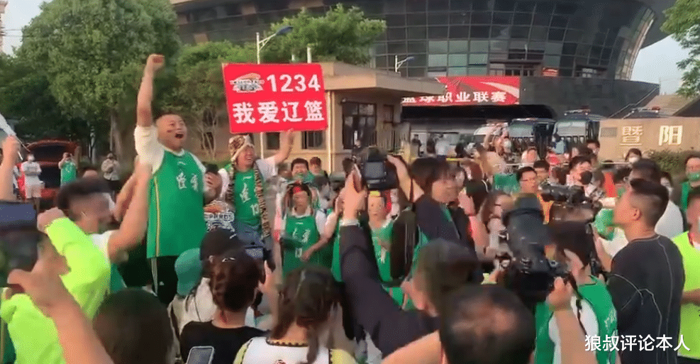 辽宁男篮|CBA名场面！辽宁球迷VS广东球迷场外对飙，浙江球迷一边倒