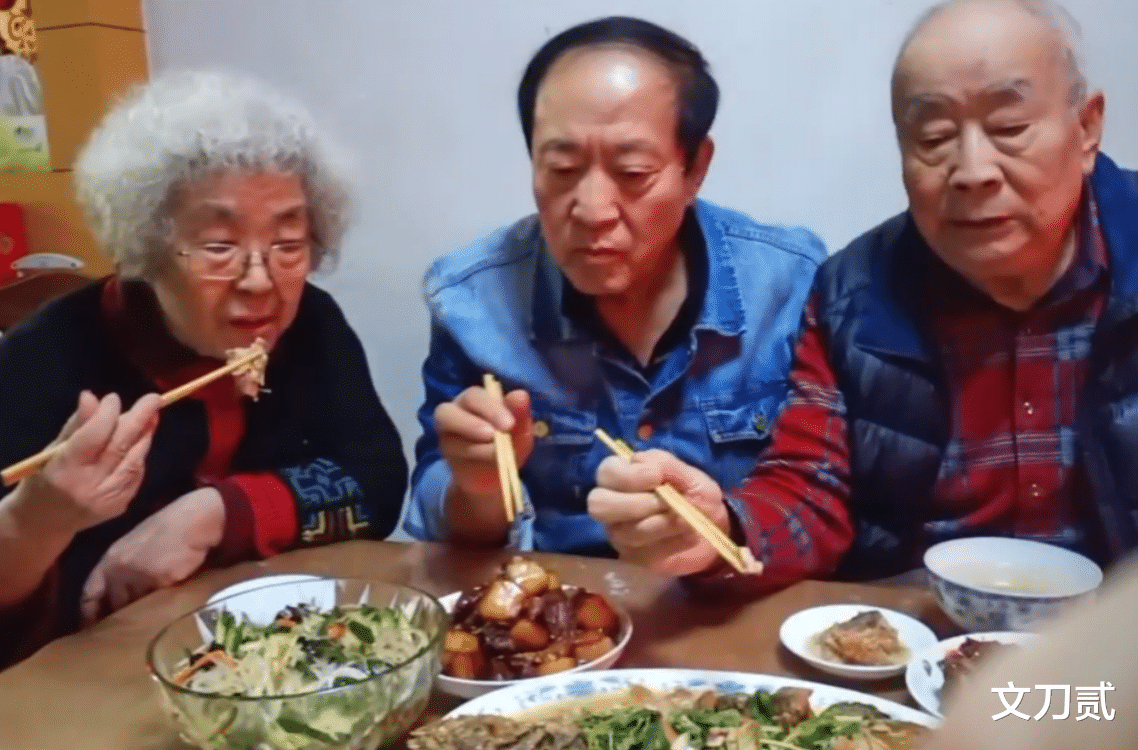 林依晨|当红时离开冯巩去当官，58岁家庭破裂，71岁的牛群如今怎样了