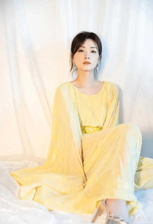 刘海|万茜越看越美,八字刘海+鹅黄色披风长袖礼服裙,优雅甜美有气场