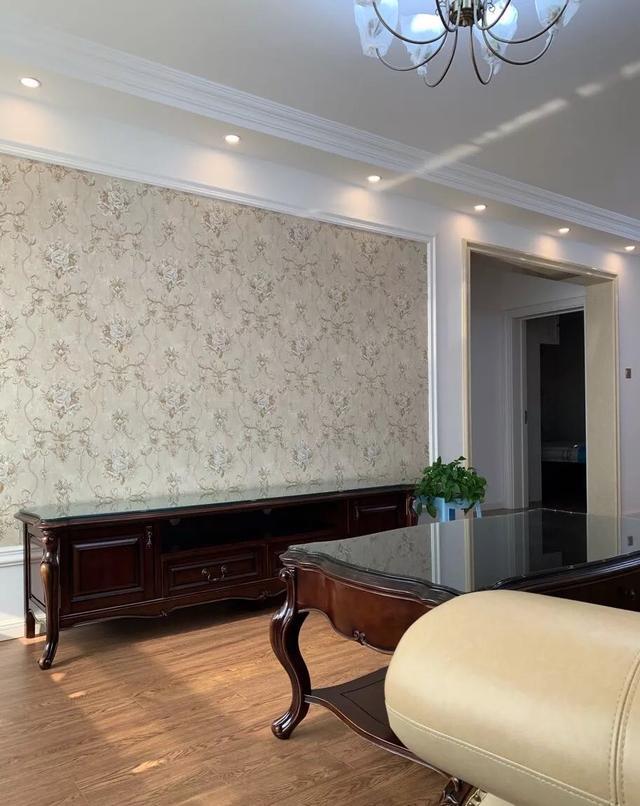 新房装修完工,坚持买成品家具,摆上就后悔了真难看,又不实用