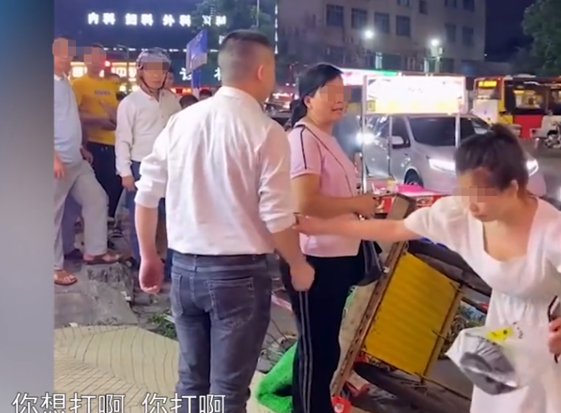 前方社会冲锋号 男子买水果三斤到手却仅有一斤多,找老板理论却被无视,男子怒掀水果摊!