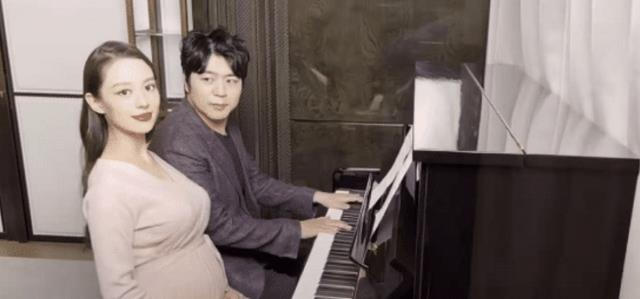 长脖子爸比说|郎朗与吉娜四手联弹，疑似失误被妻子紧盯，好友周杰伦忙点赞