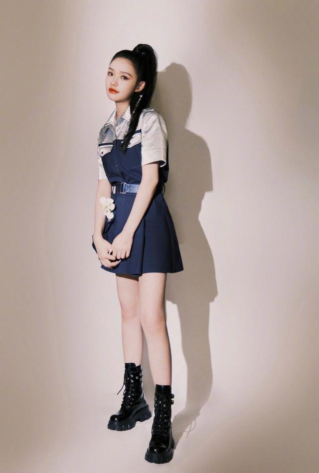 香蕉|林允不愧是星爷看中的人,穿衬衫裙秀腿不说,钻石链条马尾成亮点