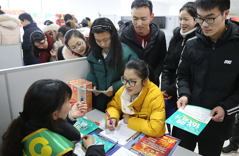 招聘|中国中铁公开招聘,年薪有望达到15万,这4类学生或被优先录用