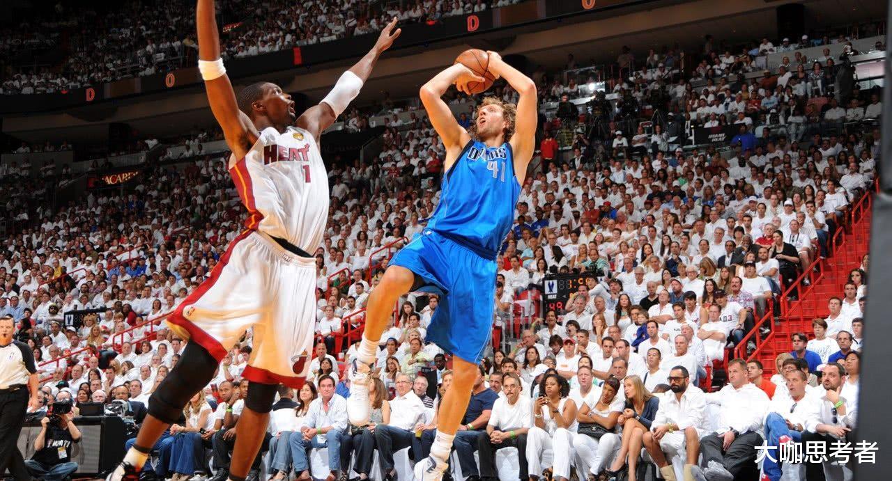 德克·诺维茨基|43岁诺维茨基现身NBA，大肚腩太抢镜，小12岁黑人娇妻陪伴左右