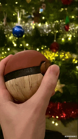 精灵球|玩家炫耀爷爷送的礼物，一颗《宝可梦传说：阿尔宙斯》木质精灵球