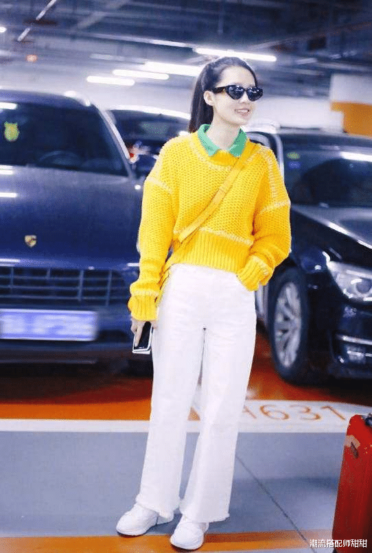 时尚搭配|李沁的“踮脚蹲”很有技术，一身休闲造型，显腿长还显女人味
