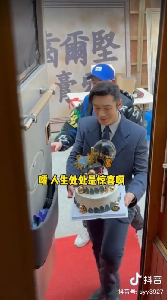 黄晓明|黄晓明替17年专属司机惊喜庆生 为他破戒大手笔送礼