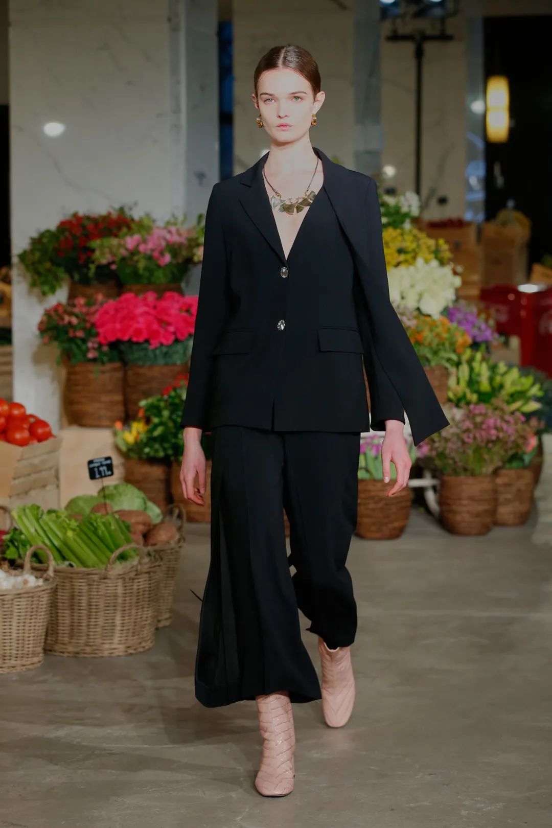 纺织服装时尚内参|Jason Wu 告诉你周末逛超市要这么穿!宽松针织毛衣搭配阔腿裤