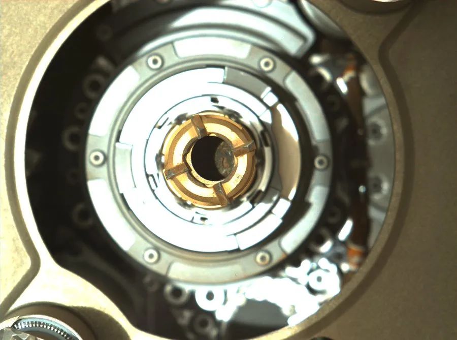 毅力号 毅力号完成第二个火星样本的采集，暗示火星长期存在水！