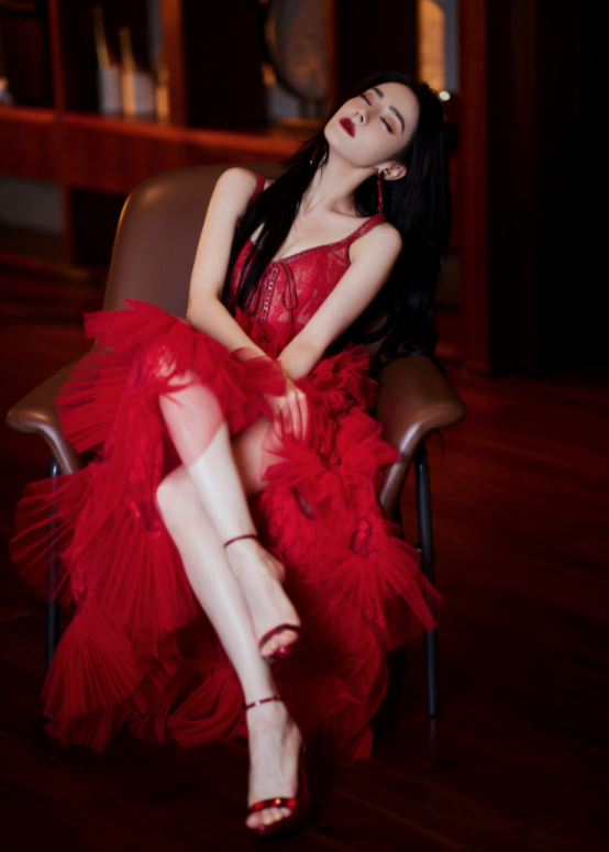 大时尚大观点 白百何对镜自拍,简单便服穿出高级感,依旧是“气质女神”