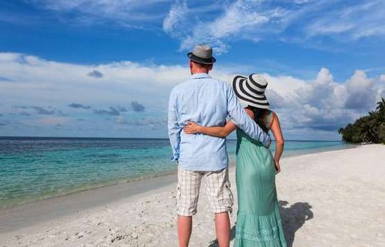 我是猴三|女子半夜在路边拦车，多位司机冷漠离开，大叔停车后两人成了夫妻