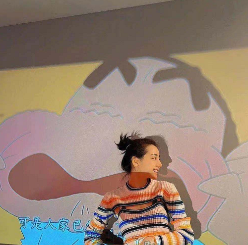 江南小蚂蚁|37岁白百何靠穿搭上热搜“重出江湖”,这件彩虹条纹衫有点不一样