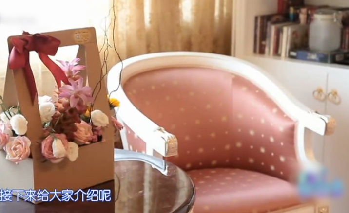 十万个家居为什么|参观何洁如今住的豪宅，卧室大床还有公主风浮雕，35岁还有少女心