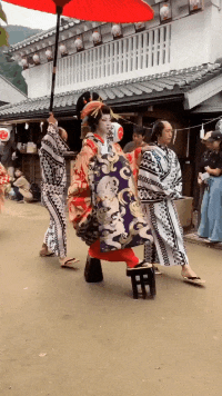 “拿两千去银行存款怕被抢,看到这位大妈后...”哈哈贫穷限制了想象啊~