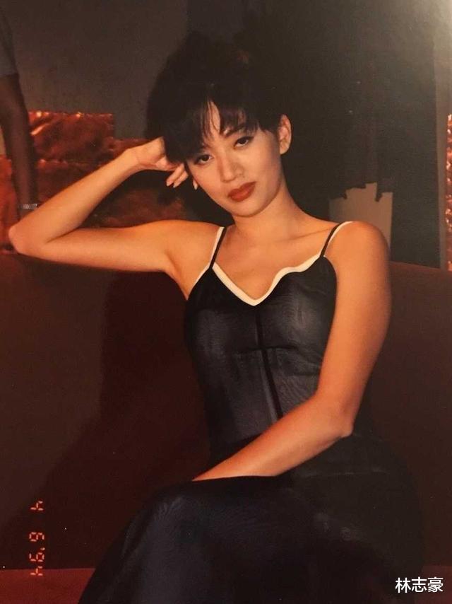 童星|邓丽君穿泳装比“V”，图1美到缺氧