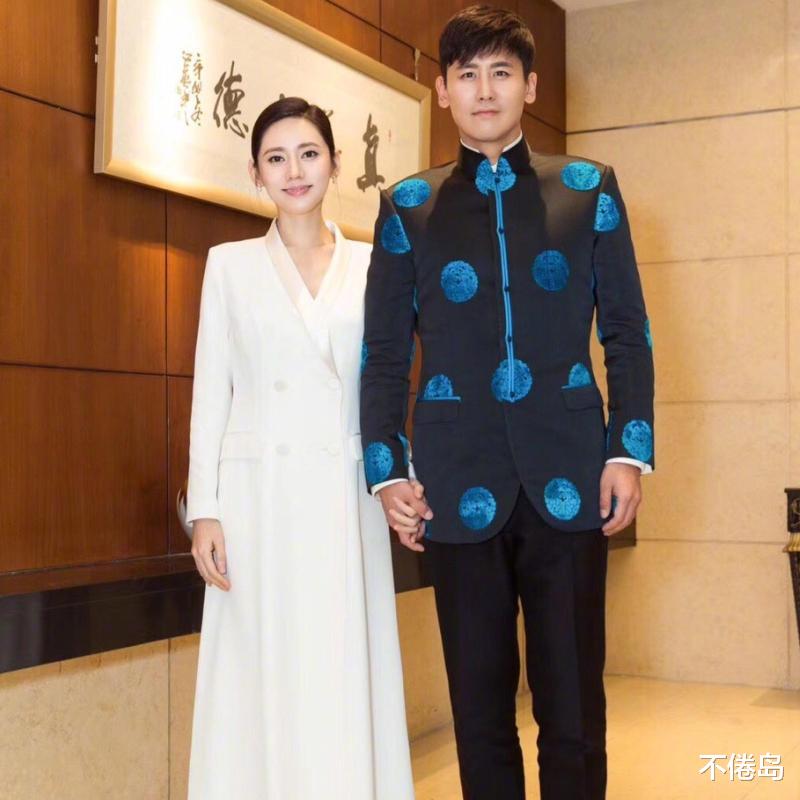 不倦岛|于晓光与美女亲密搂抱，网友心疼秋瓷炫：原生家庭不幸的女孩子必须认清这一点，才能得到幸福。