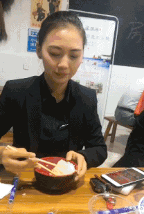 |搞笑GIF：100万一次，100万两次，好的后面大哥出500万，成交咣当...
