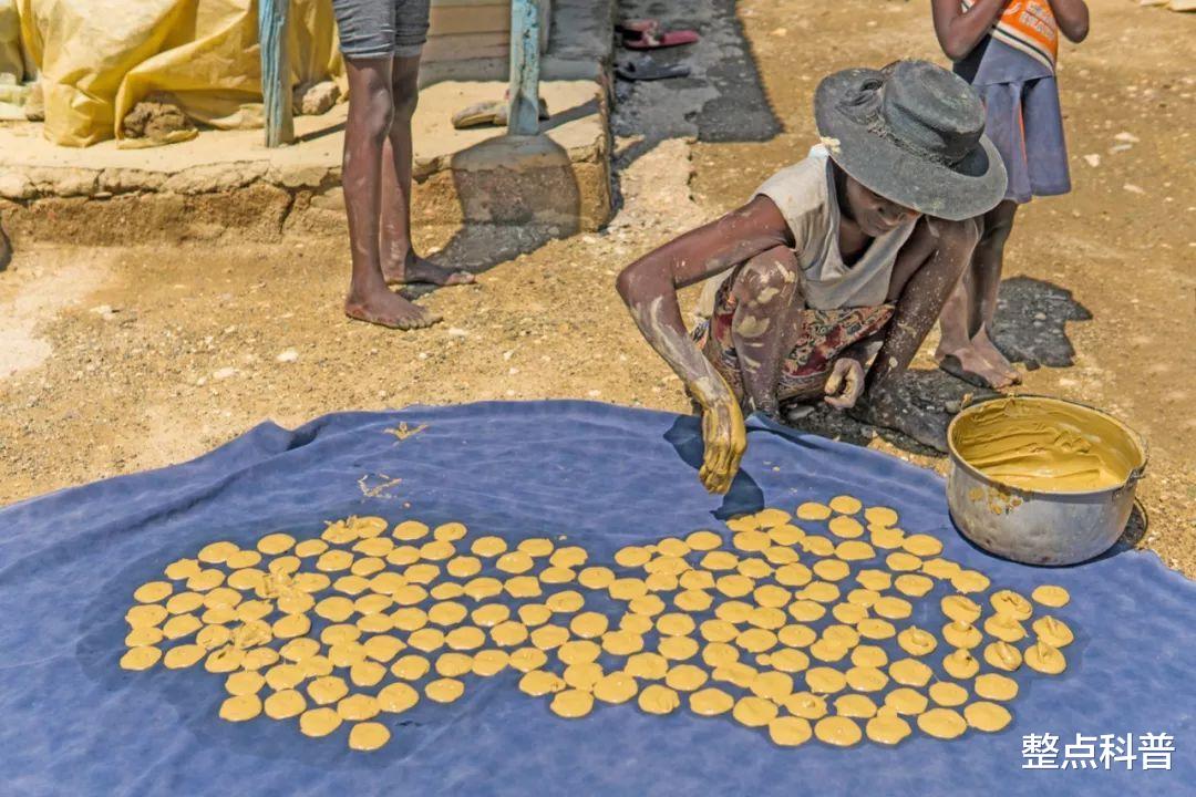 整点科普|“吃土”真能顶饿?靠吃泥巴生存的国家,还将泥巴做成零食出售