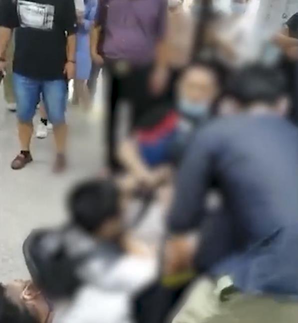 失控的想你|上海；男子地铁上偷拍女生裙底被当场抓获，摄像头位置令人细思极恐