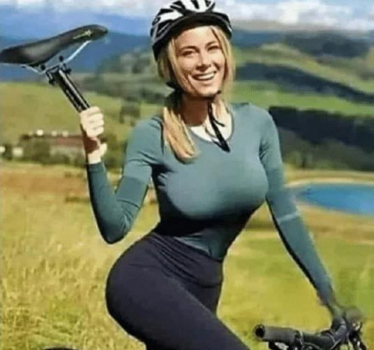 测测未来|小姐姐拍完洗发水广告之后,此刻是怀疑人生!哈哈哈哈太无语了