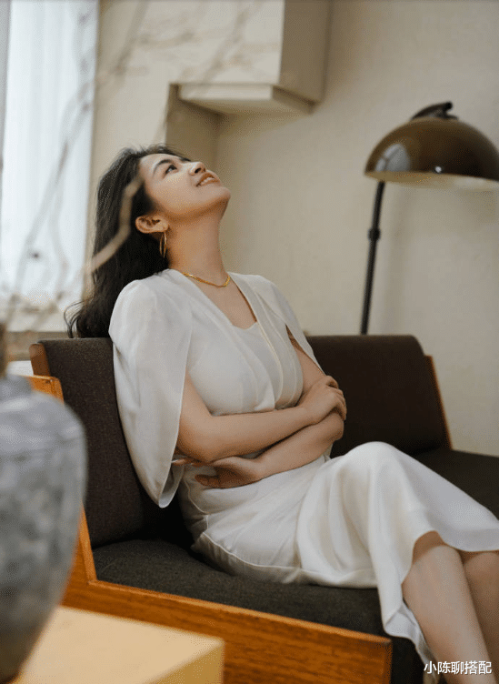 小陈聊搭配|谁说基础款只能搭出简约风?华丽感满满的夏日风情原来这么简单