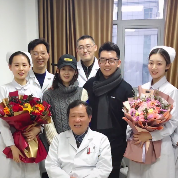 郑恺|郑恺在女儿面前炫球技，小酸奶神似爸爸，苗苗细心为丈夫贴暖宝宝