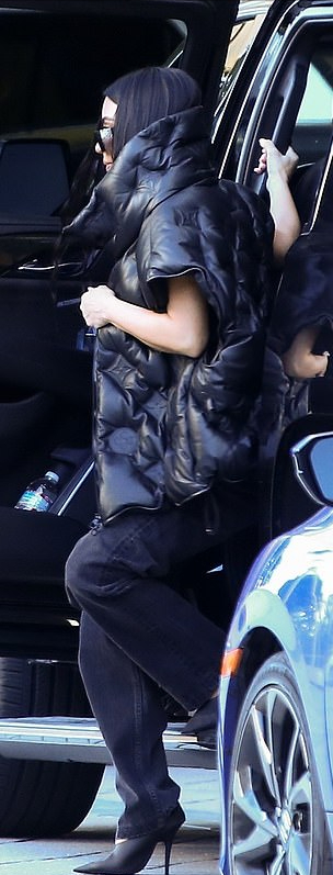 金·卡戴珊|金卡戴珊的穿衣风格大变样！连帽卫衣好显嫩，与鲜肉男友高调约会