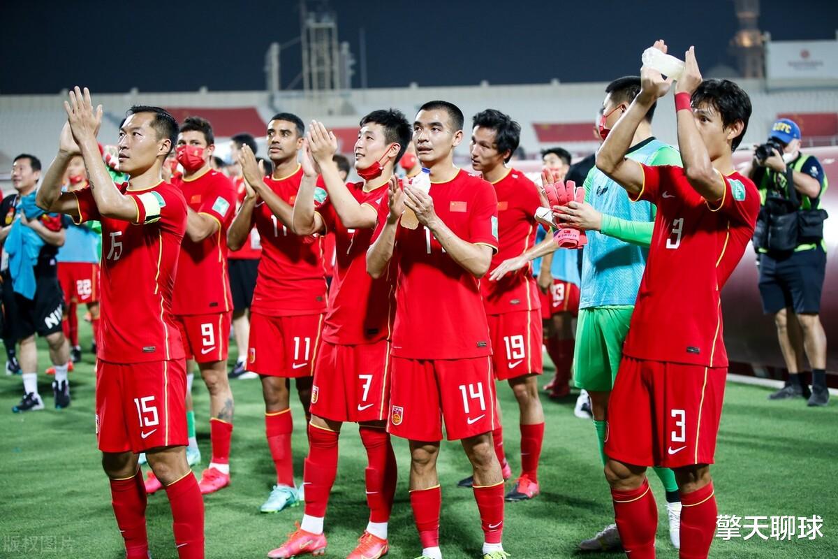 国足|下午2点!国足晋级后迎来坏消息,憾失12强制胜法宝,质疑声一片