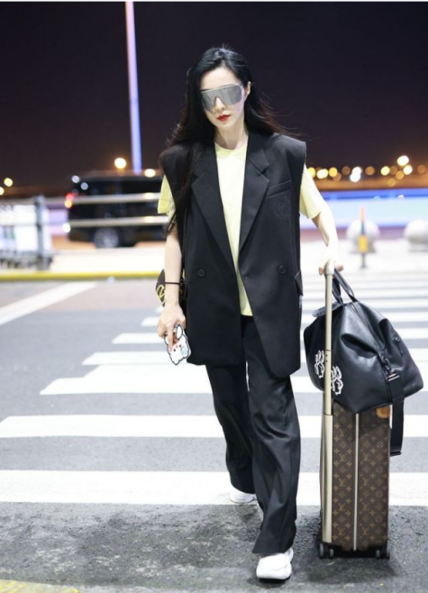 潮流前沿 范冰冰淡妆浓抹总相宜，穿699马甲仍高级，皮肤白到发光状态超绝