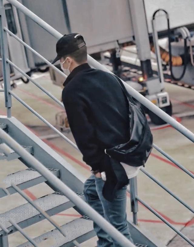 王一博|王一博启程北海疑似开机！机场被私生围堵，使劲压低帽子让人心疼