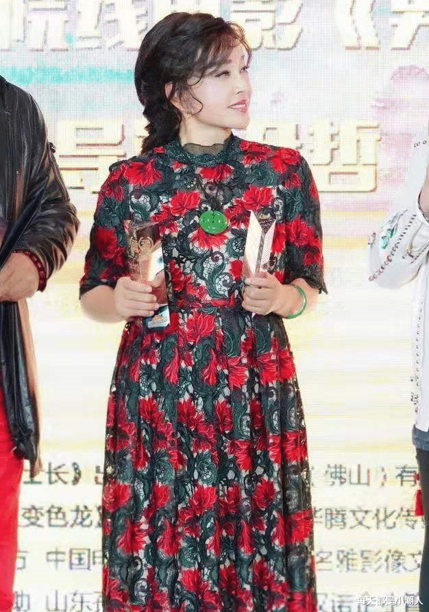 刘晓庆|50后刘晓庆真不服老，非要穿很挤的裙子，身材丰满令人羡慕