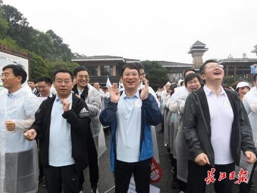 长江日报 （行摄武汉）爱运动，职工春季健步走