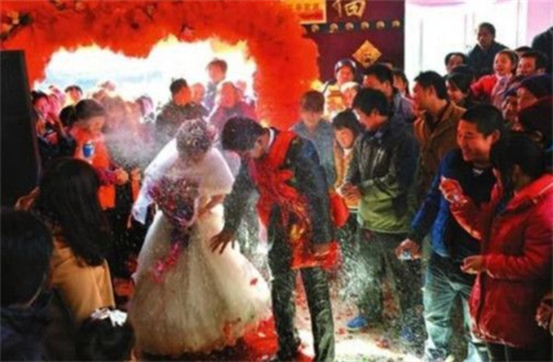农村高材生名校毕业,迎娶北京白富美后,挥刀砍杀岳母捅妻十几刀